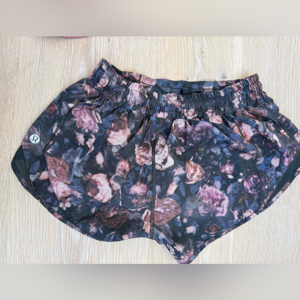 Lululemon Hotty Hot Low Rise Short Black Floral Lined Short 2.5"